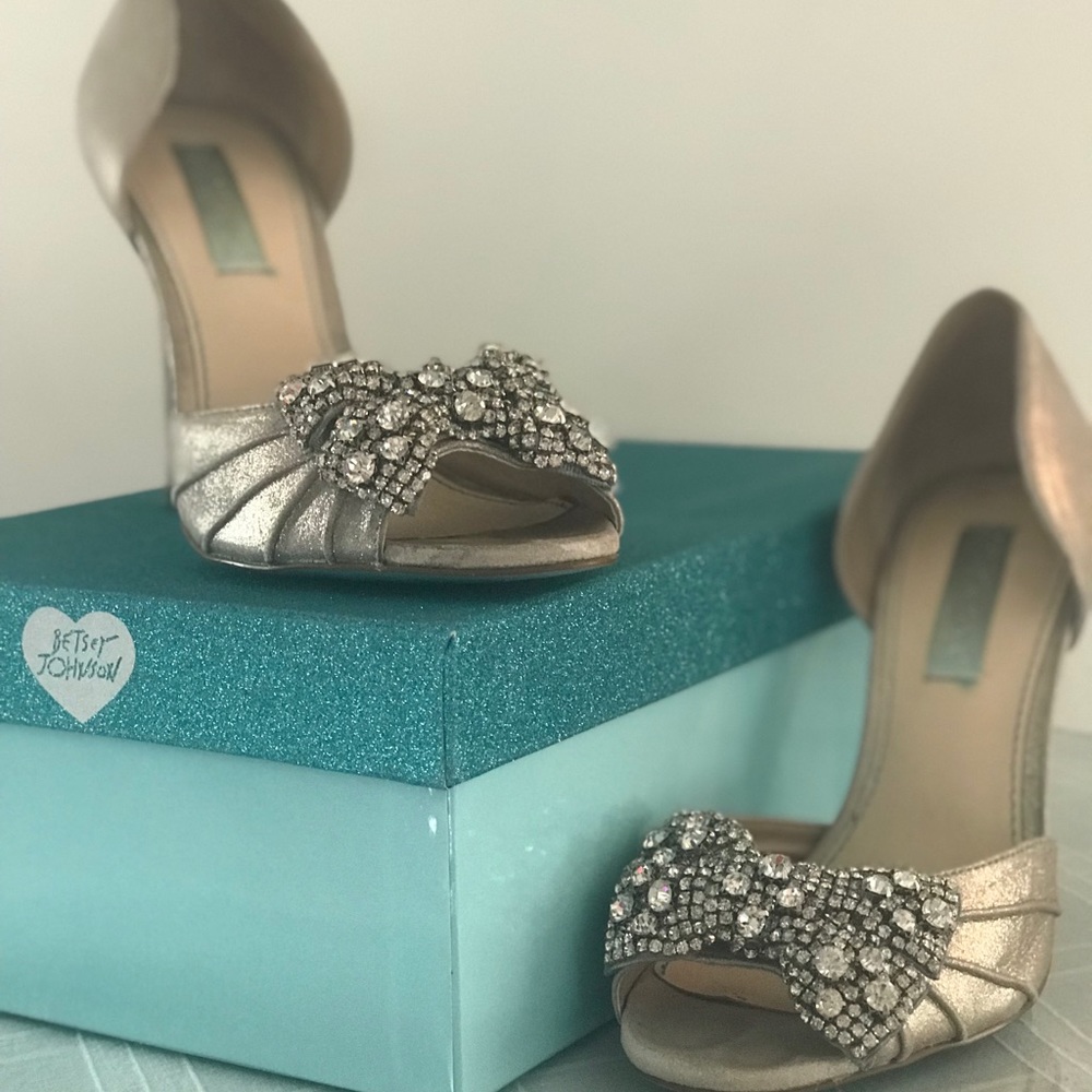 SILVER BETSEY JOHNSON HEELS💙